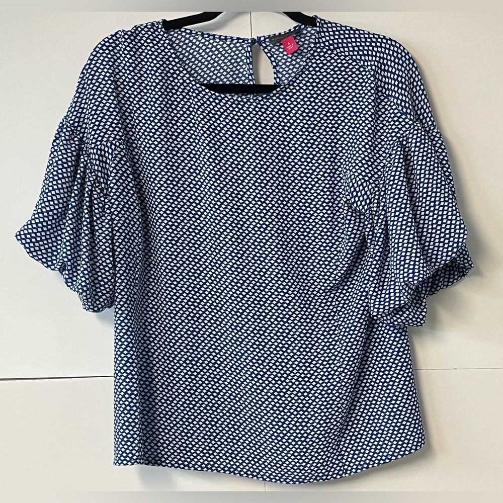 Women’s VINCE CAMUTO Blue & White Checkered Flowy Blouse. Size Medium.